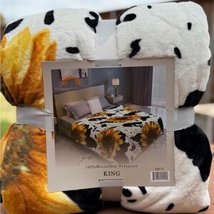 King size Flannel blanket, sunflower, brand new , Super Soft,thick white yellow